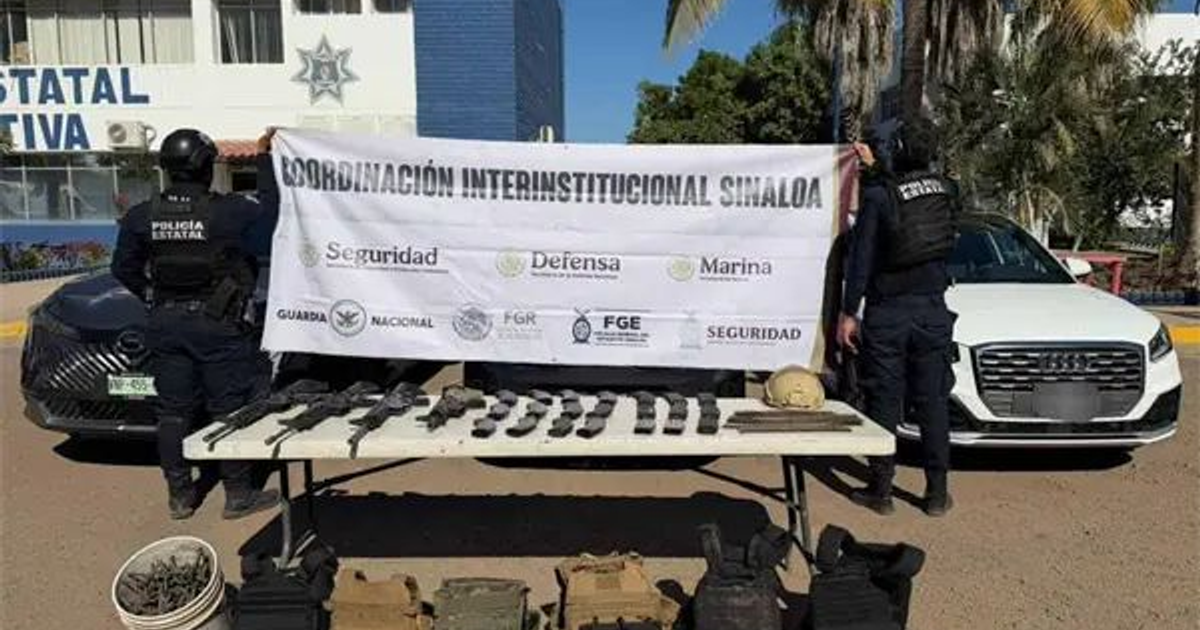 Agentes de seguridad durante operativo en Sinaloa con armas y equipo asegurado
