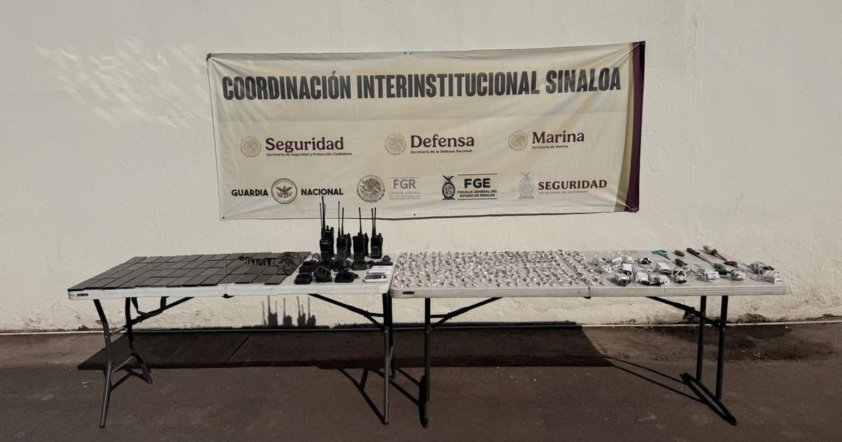 Mesas con objetos incautados en un operativo en el Centro Penitenciario de Aguaruto, Culiacán.