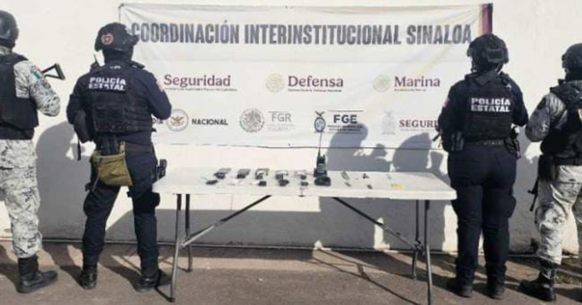 Policías de espaldas en el operativo de seguridad en Aguaruto