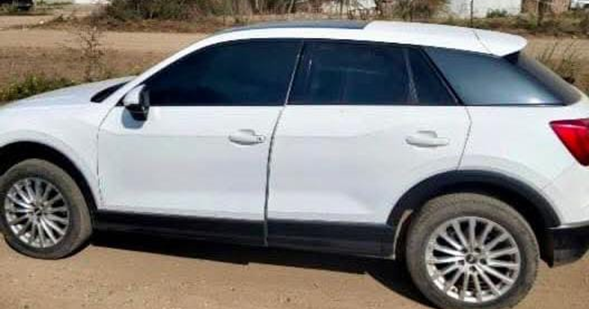 SUV blanco con ventanas oscuras y llantas de aleación en un área de tierra, relacionado con un operativo de seguridad en Culiacán.