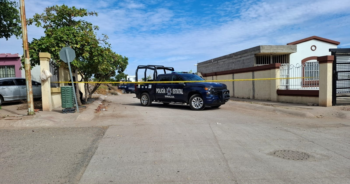 Camioneta de Policía Estatal de Sinaloa bloqueando acceso con cinta amarilla en Culiacán.
