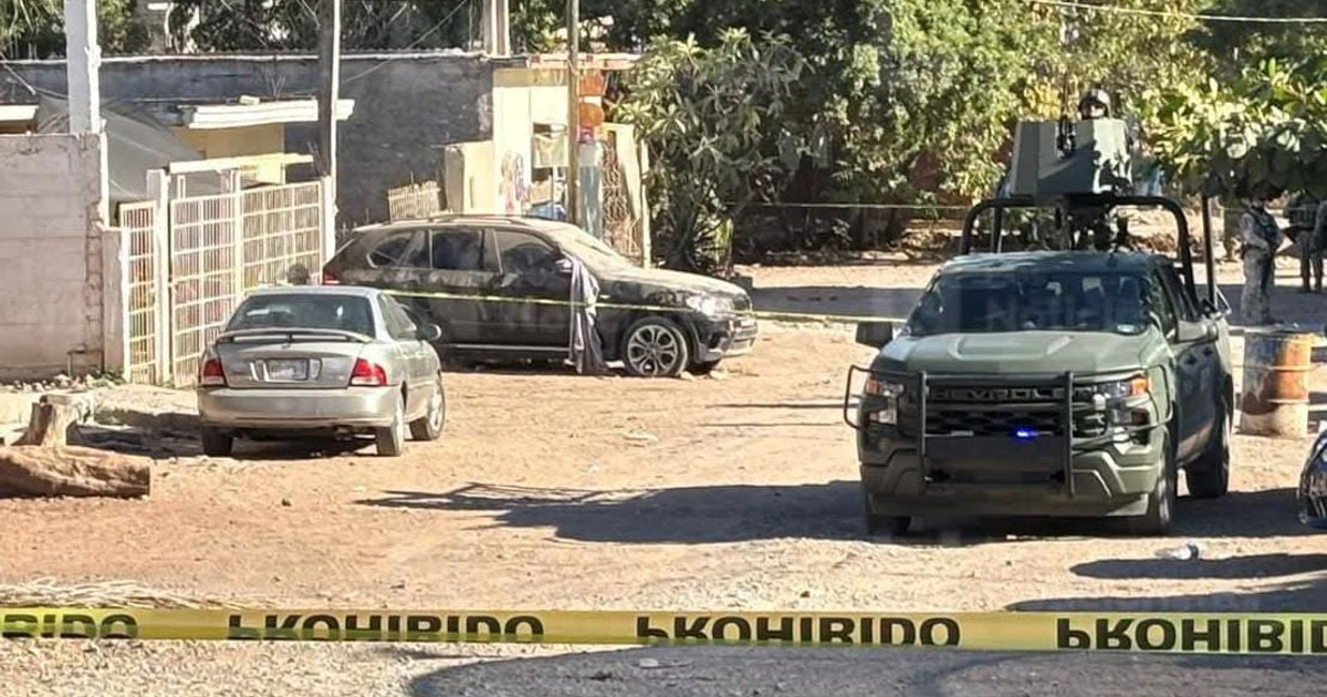 Zona de crimen en Culiacán, Sinaloa con vehículos policiales y cintas amarillas de restricción.