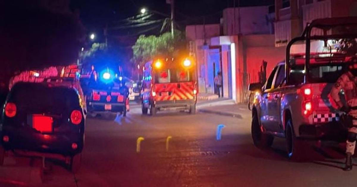 Escena nocturna en Culiacán con patrullas y vehículos de emergencia tras homicidio