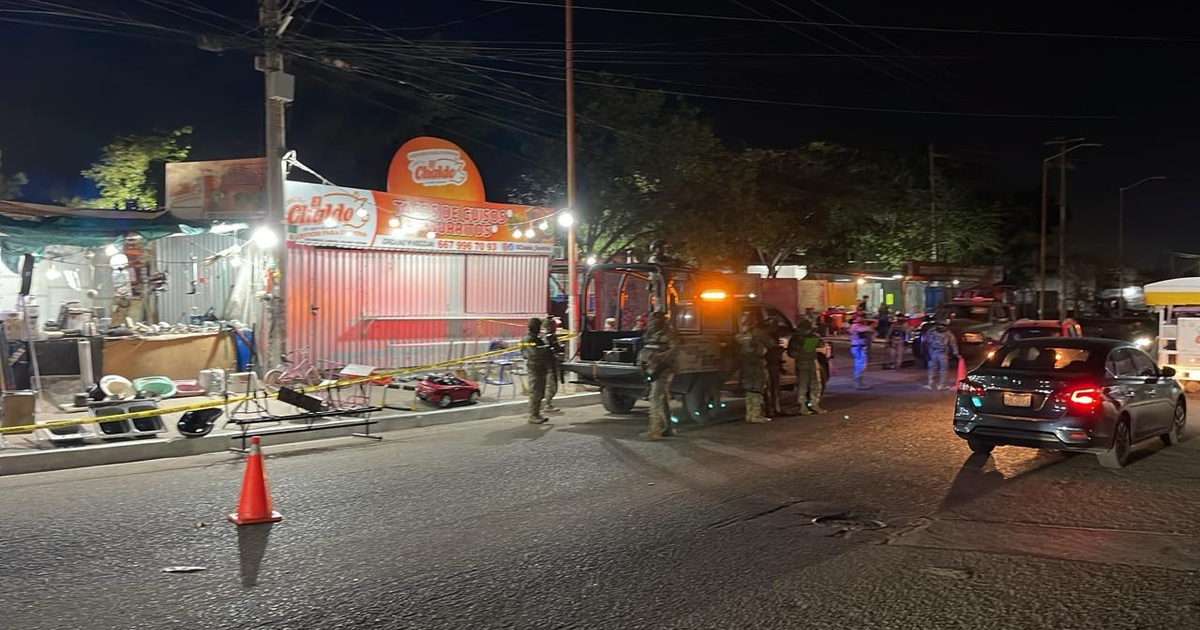Calle nocturna en Culiacán con movilización policial tras incidente violento