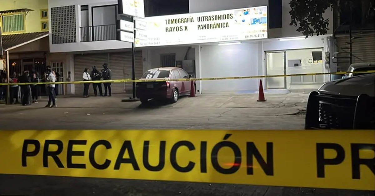 Emergencia en clínica de Culiacán; cordón amarillo de PRECAUCIÓN y policías presentes en el lugar.