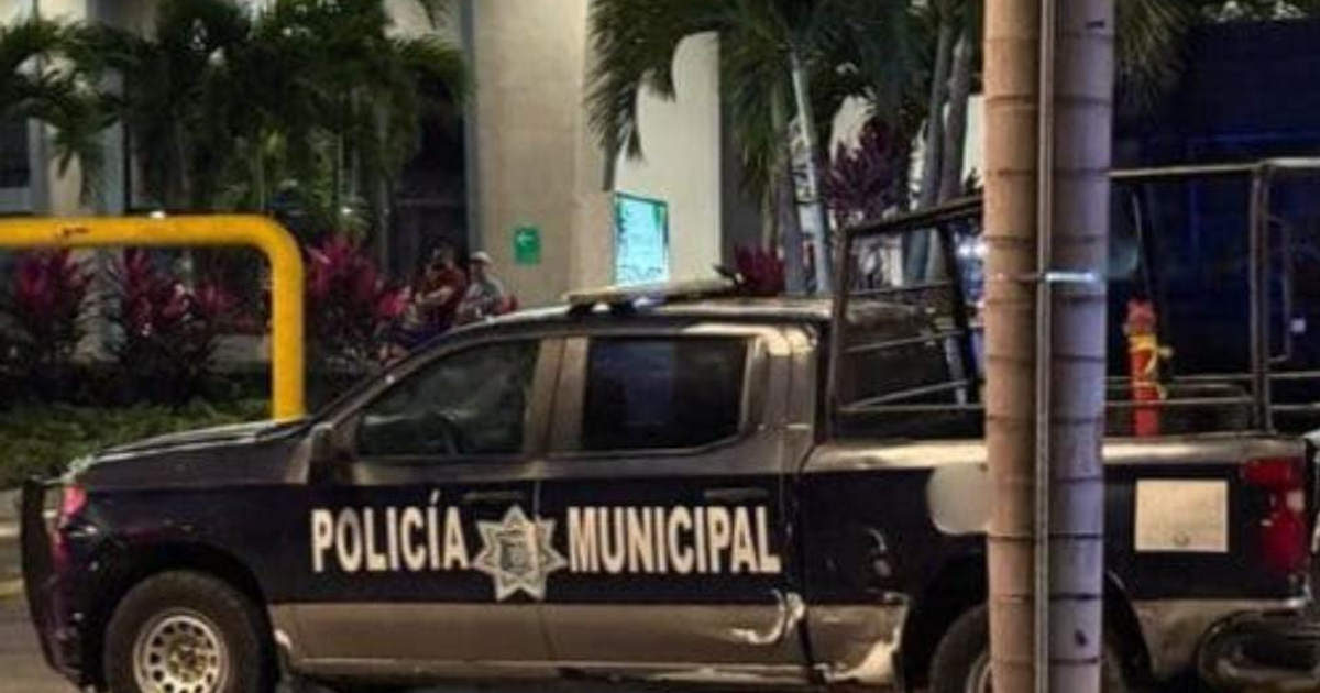 Camioneta de Policía Municipal estacionada en zona urbana de Mazatlán, destacando en un contexto de seguridad tras un incidente.