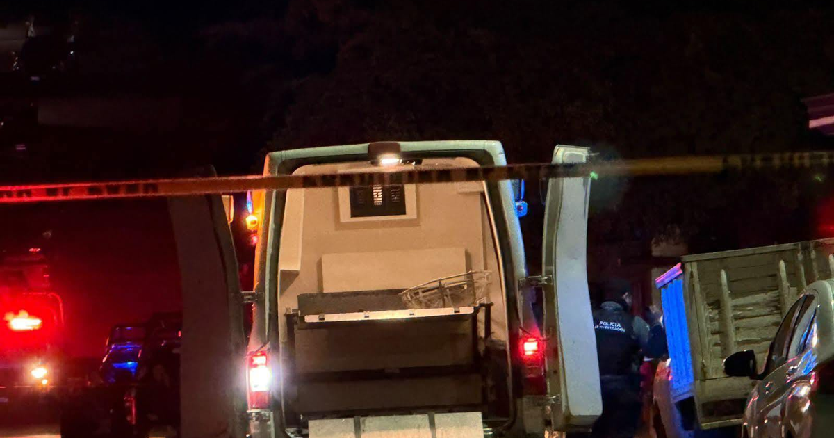 Escena del crimen en Culiacán, con cinta de precaución y vehículo de emergencia