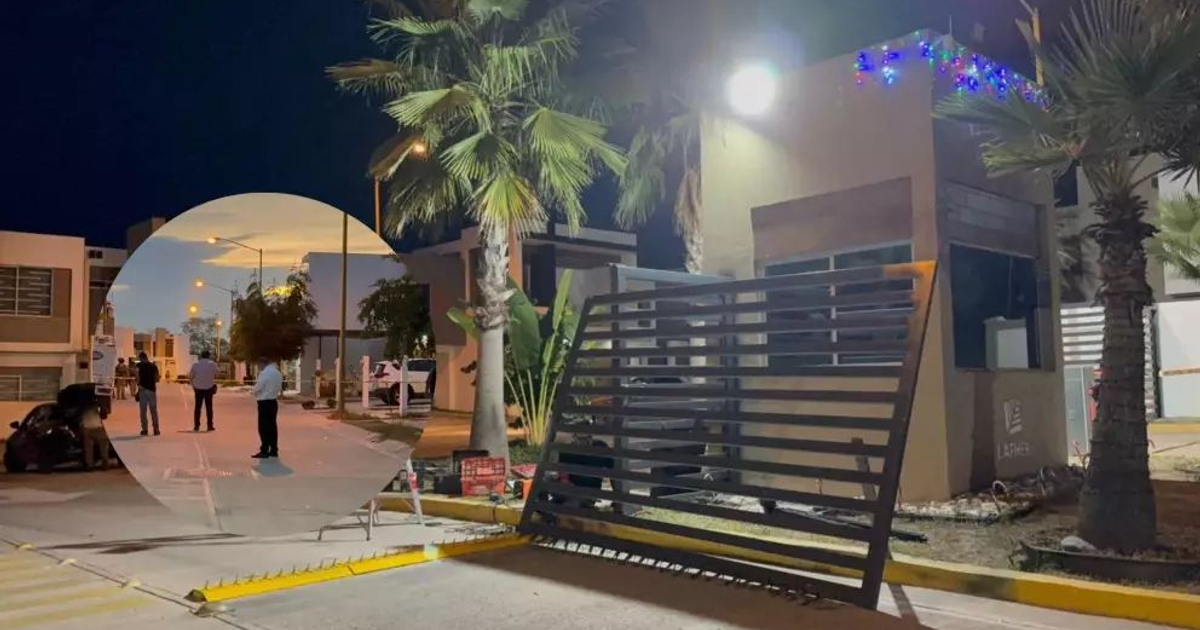 Garita de seguridad con puerta caída bajo la luz de una lámpara en Culiacán, durante una noche tensa.