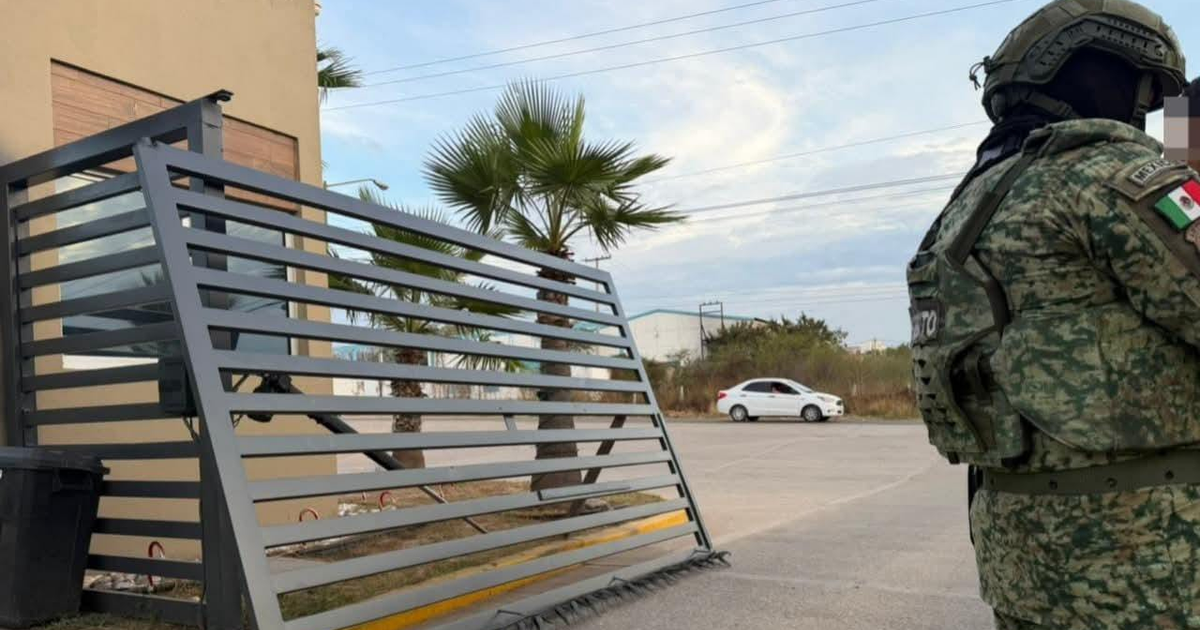 Portón abierto en privada Punto Oriente con militar vigilando, Culiacán