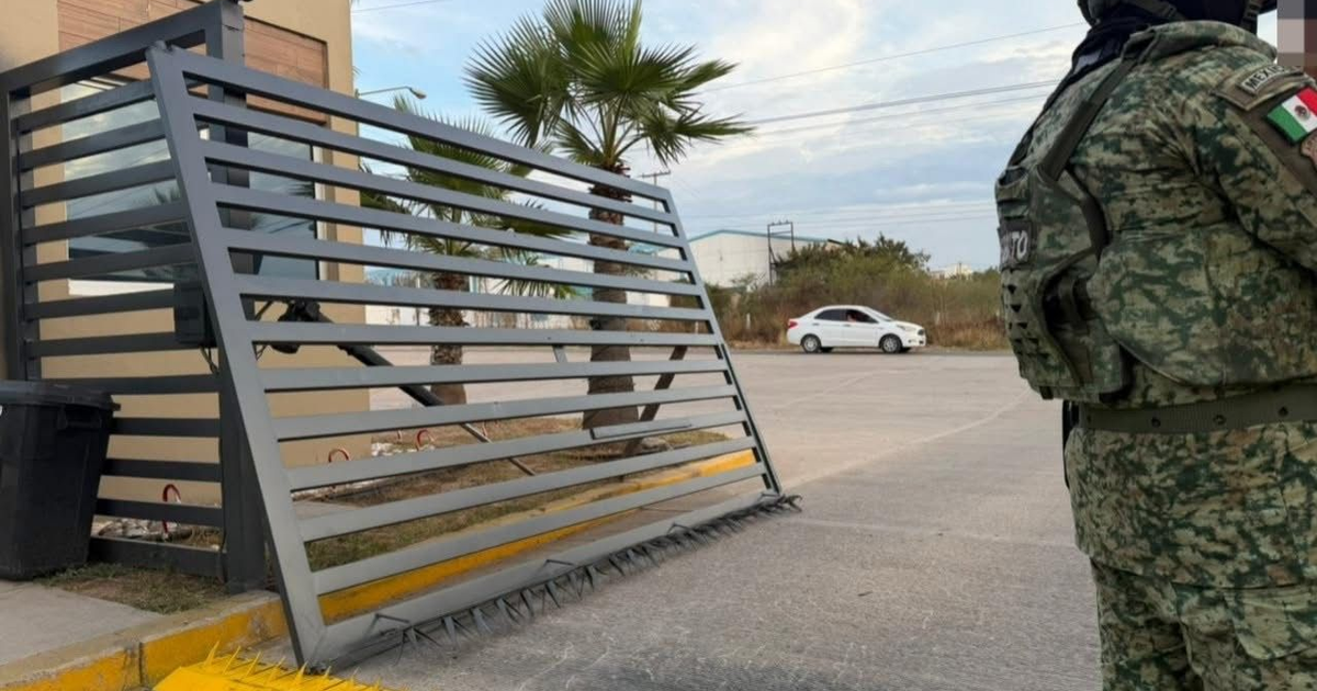 Reja derribada en la privada Punto Oriente, Culiacán.