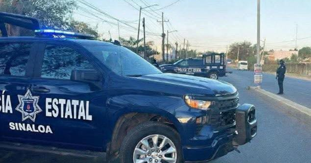Patrulla de Sinaloa con luces encendidas en una operación policial.