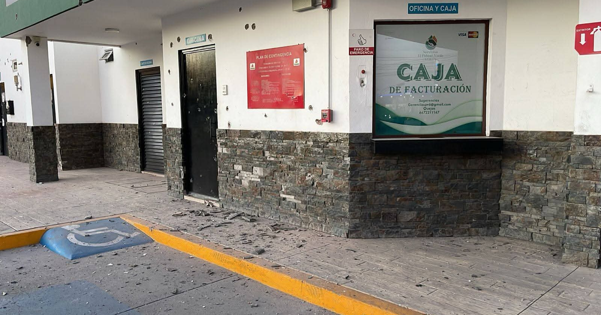 Gasolinera en San Rafael con daños de impacto en estructuras tras un ataque armado.