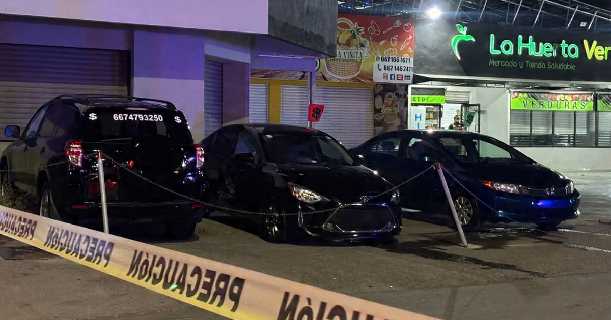 Vehículos estacionados con cinta de precaución tras ataque a balazos en Culiacán