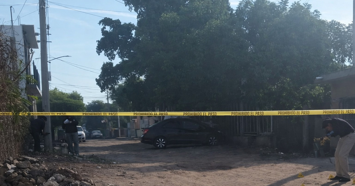 Zona acordonada con cinta de 'PROHIBIDO EL PASO' y presencia de investigadores tras el ataque a un gimnasio en Culiacán.