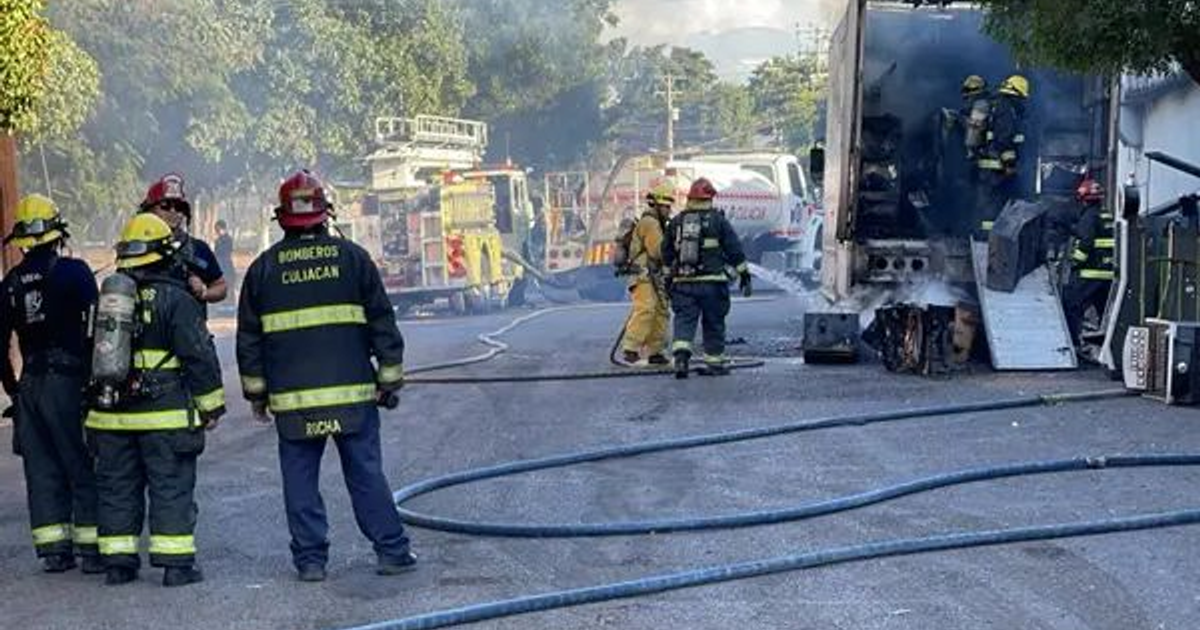 Bomberos combatiendo incendio en escena tras ataque al Casino Circus
