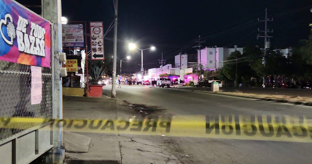 Escena callejera nocturna en Culiacán con operativo tras ataque armado en Bacurimí.