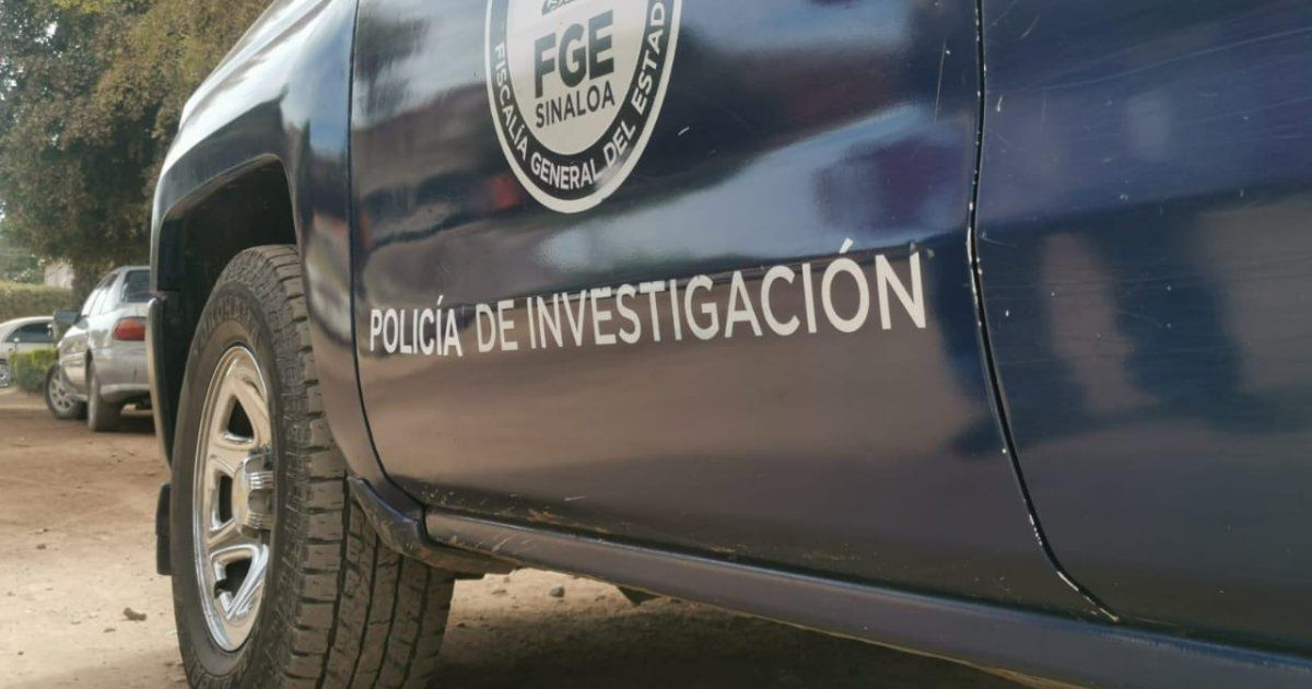 Camioneta de la Fiscalía de Sinaloa en estacionamiento