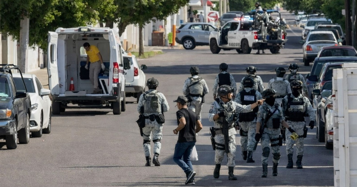 Fuerzas de seguridad y vehículos de emergencias en operativo en Culiacán tras ataque armado.