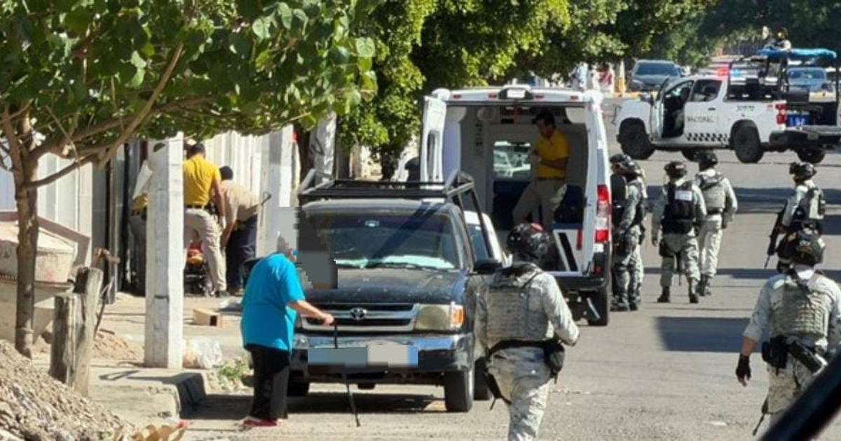 Escena de crimen en Culiacán con fuerzas de seguridad y ambulancia presentes