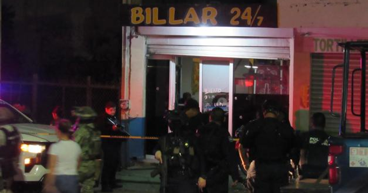 Policías resguardando Billar 24/7 en Mazatlán tras ataque armado