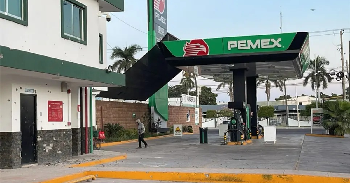 Gasolinera de PEMEX en Culiacán con daños en la estructura.