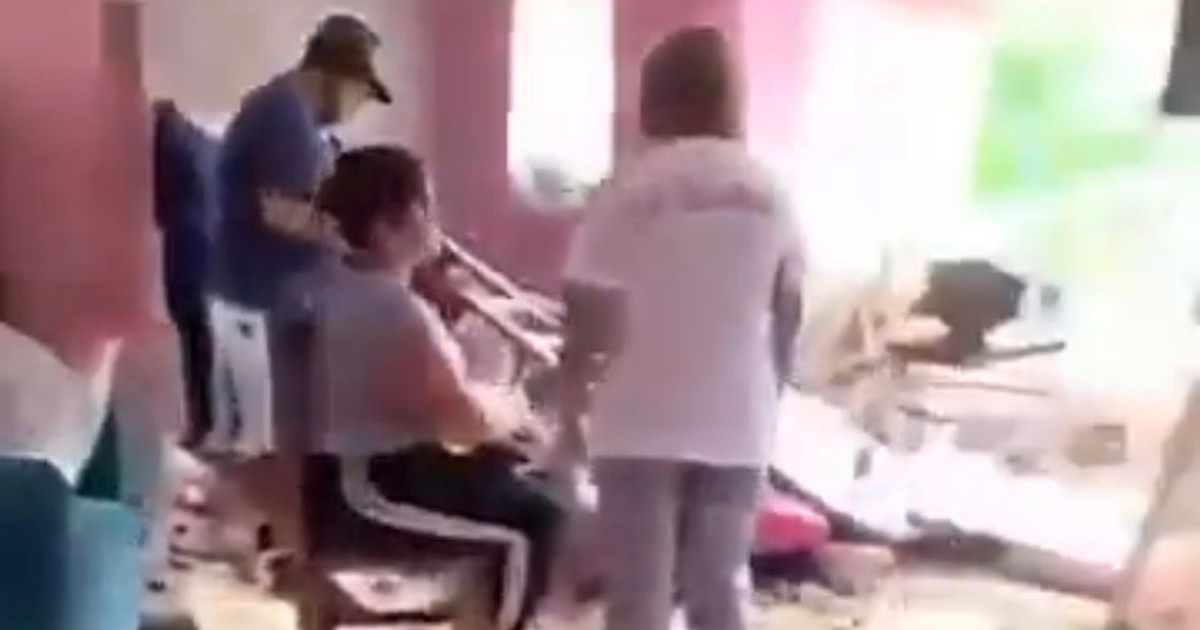 Edificio residencial afectado en Catia La Mar tras ataque aéreo