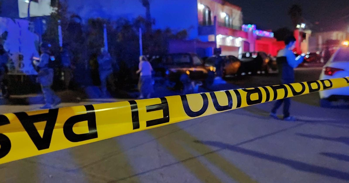 Cinta de advertencia y luces de emergencia en una escena de crimen en Culiacán
