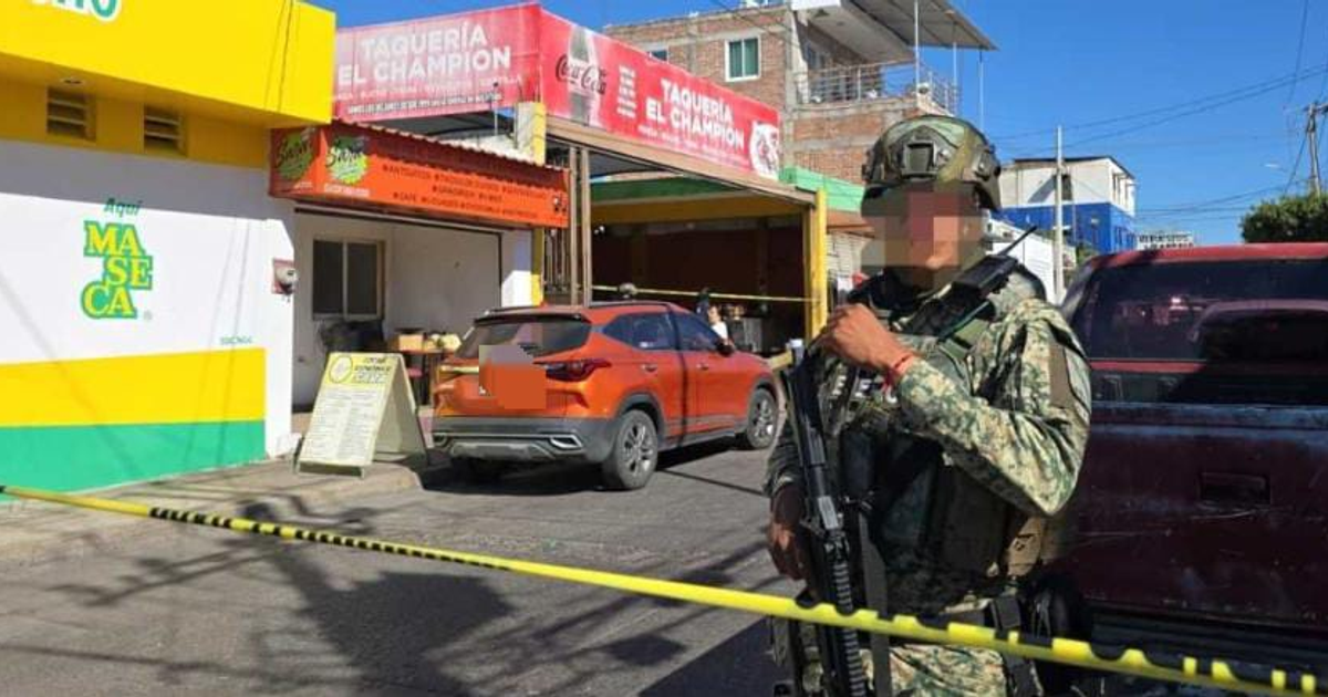 Militar en escena de crimen en taquería 'El Champion', Culiacán.