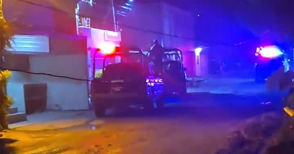 Vehículos de emergencia iluminan una escena nocturna en Culiacán tras un ataque armado a policías estatales.