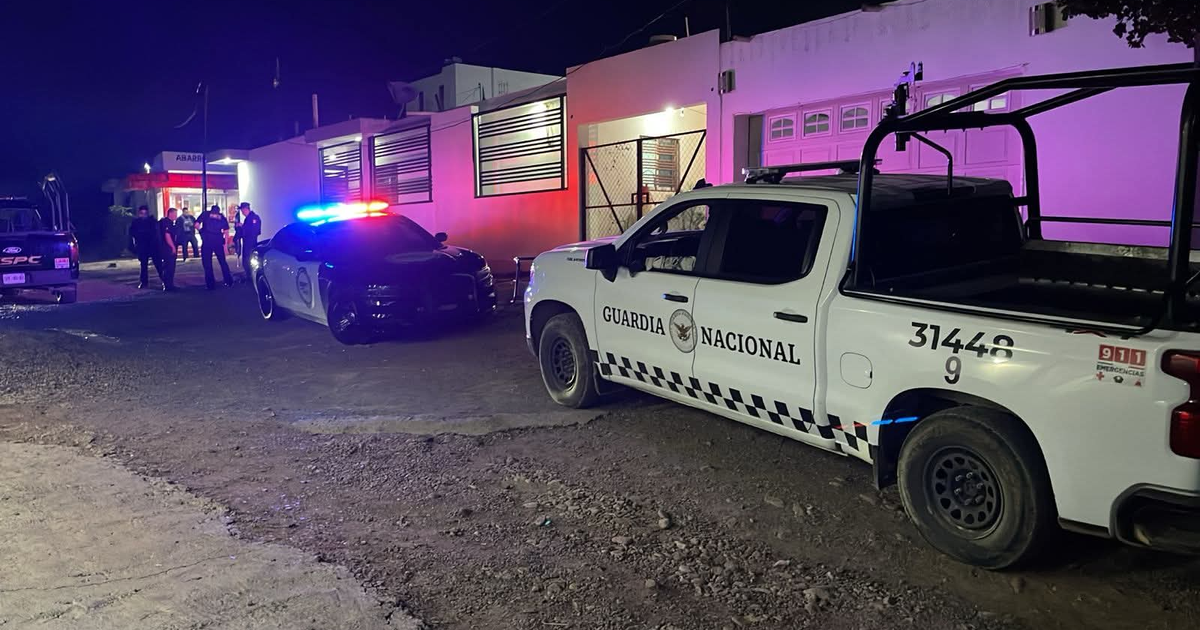 Escena nocturna de un operativo de la Guardia Nacional en Culiacán, con luces intermitentes y oficiales presentes.