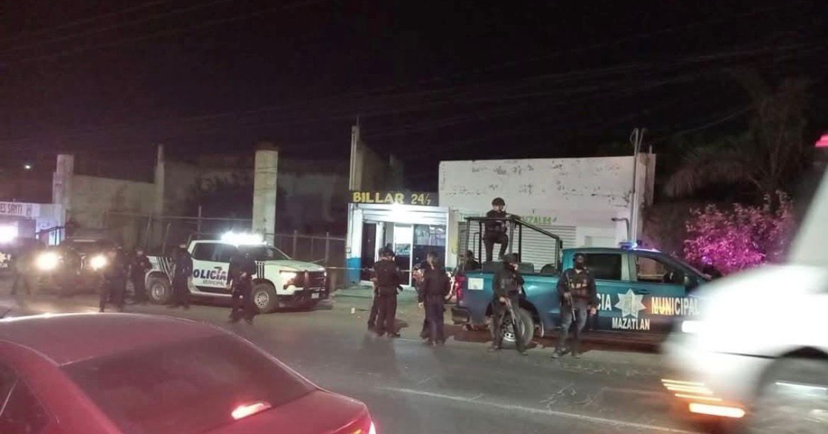Policías investigando escena de disparos en billar en Mazatlán