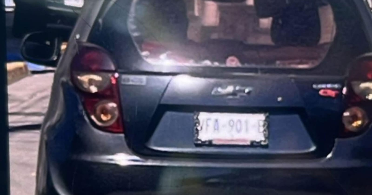 Parte trasera de un automóvil negro con matrícula FA-901-B, potencialmente involucrado en un atropello en Mazatlán.