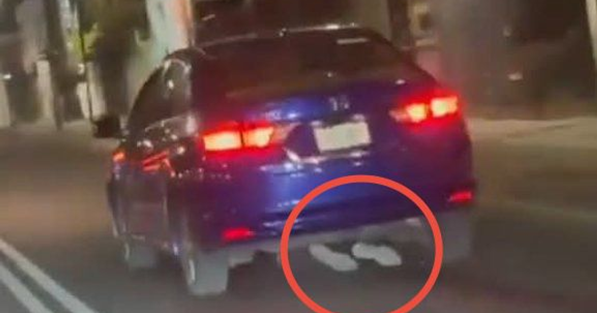 Automóvil azul de noche con objetos bajo su chasis, vinculado a accidente en Iztapalapa.