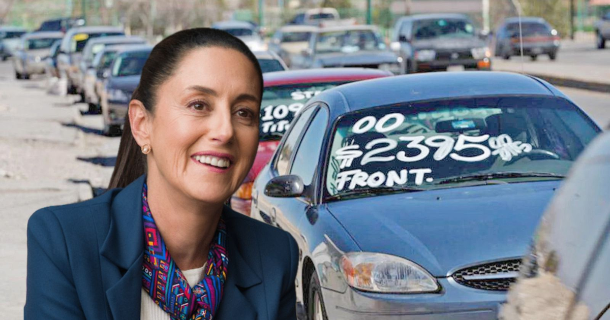 Persona sonriendo delante de autos con un letrero de venta; extraído de un entorno de compra/venta de automóviles.