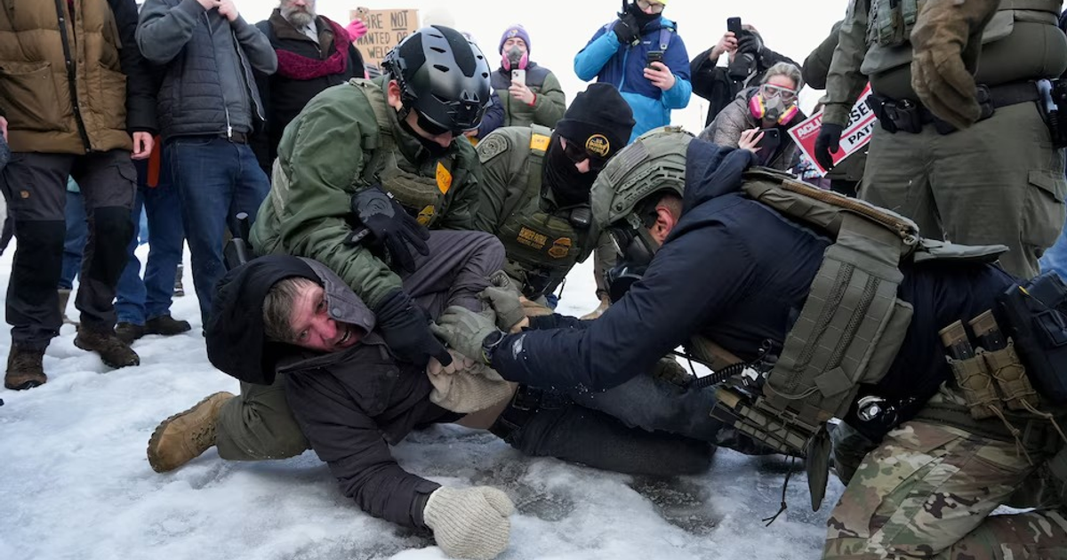 Confrontación en Minneapolis involucrando agentes de la ley y manifestantes
