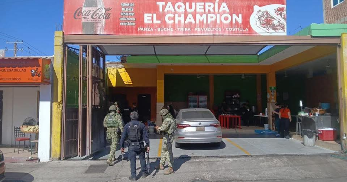 Taquería 'El Champion' en Culiacán con vehículos y fuerzas de seguridad presentes tras un ataque armado.