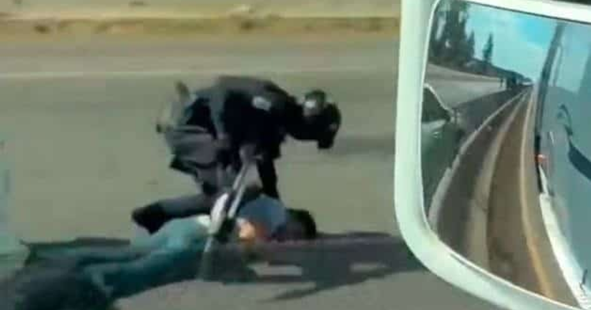 Escena del crimen con vehículos y aseguramientos en la carretera Culiacán-Eldorado