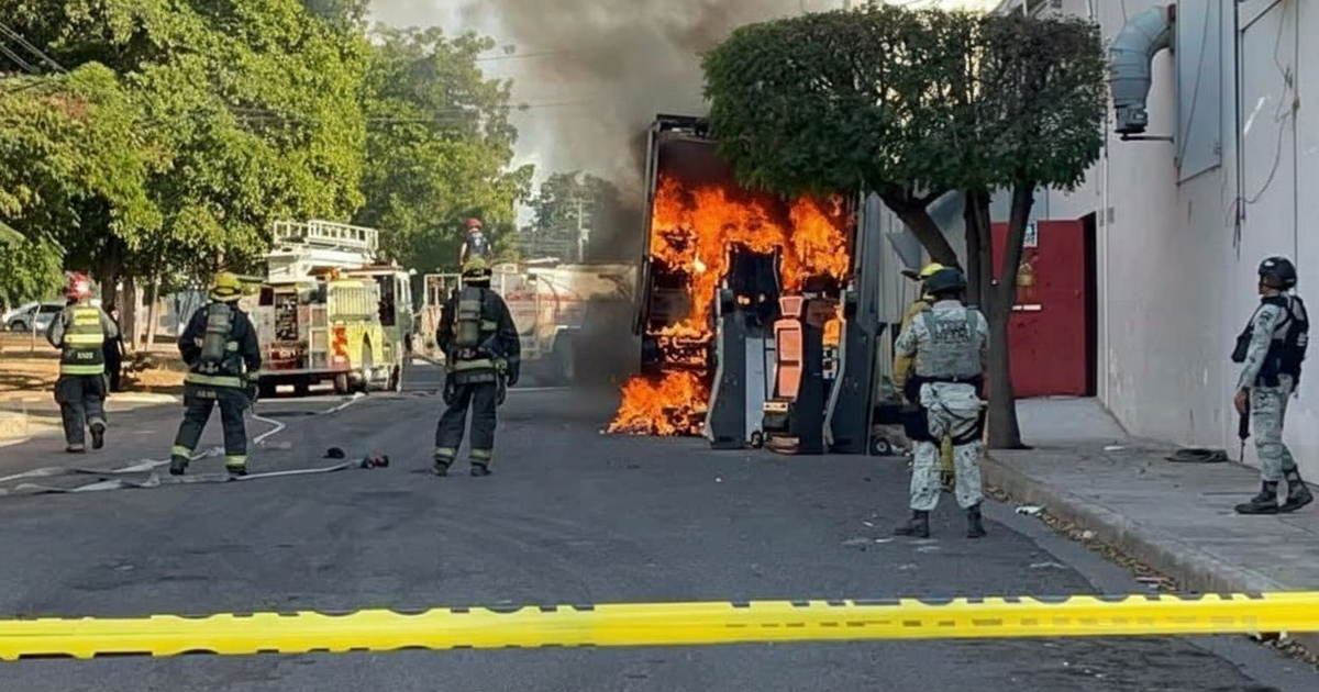 Camión incendiado con máquinas tragamonedas en Culiacán, Sinaloa, atendido por bomberos.
