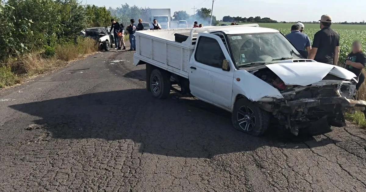 Camioneta blanca dañada en accidente de carretera en Costa Rica, Culiacán
