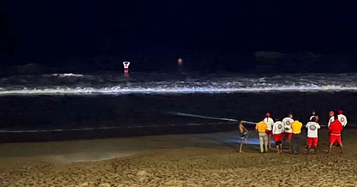 Rescatistas y Protección Civil en búsqueda nocturna en la playa del malecón de Mazatlán.