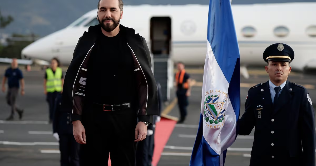 Presidente Nayib Bukele en aeropuerto de Costa Rica junto a oficial salvadoreño