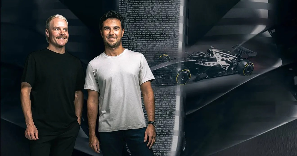 Dos hombres en evento de Cadillac con fondo de Fórmula 1