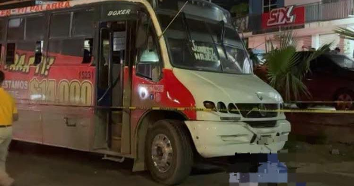 Autobús de la Alianza de Camiones Urbanos con texto 'JAPIT' en escena de accidente en Mazatlán, rodeado de cinta amarilla.