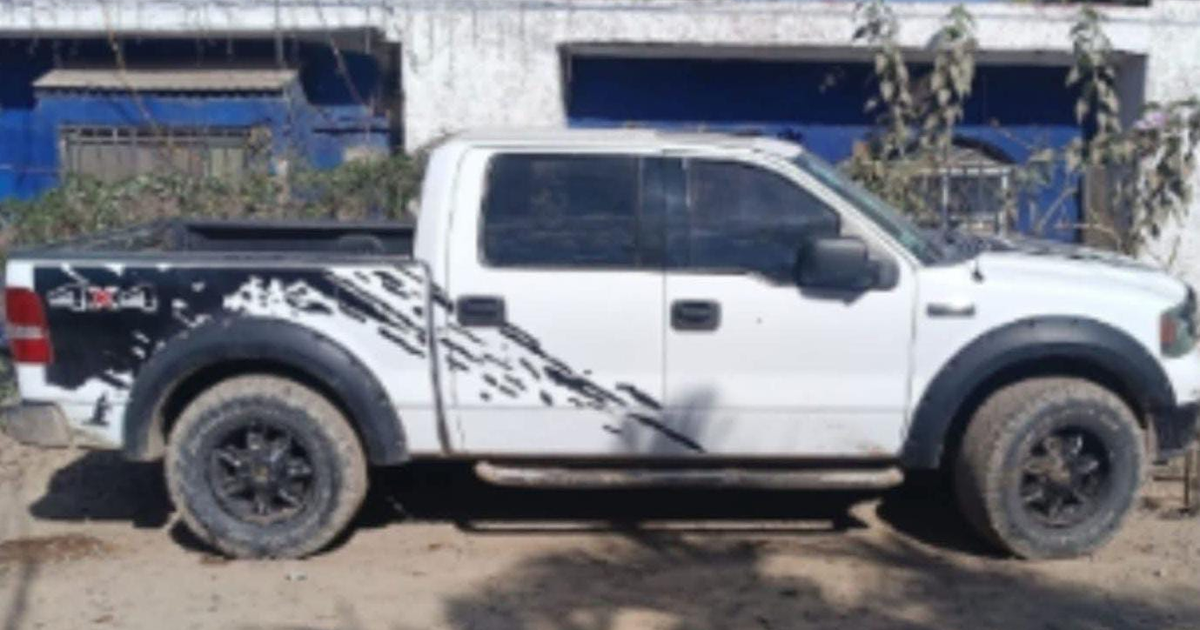 Camioneta blanca abandonada con impactos de bala en Navolato, Sinaloa, tras operativo de seguridad.