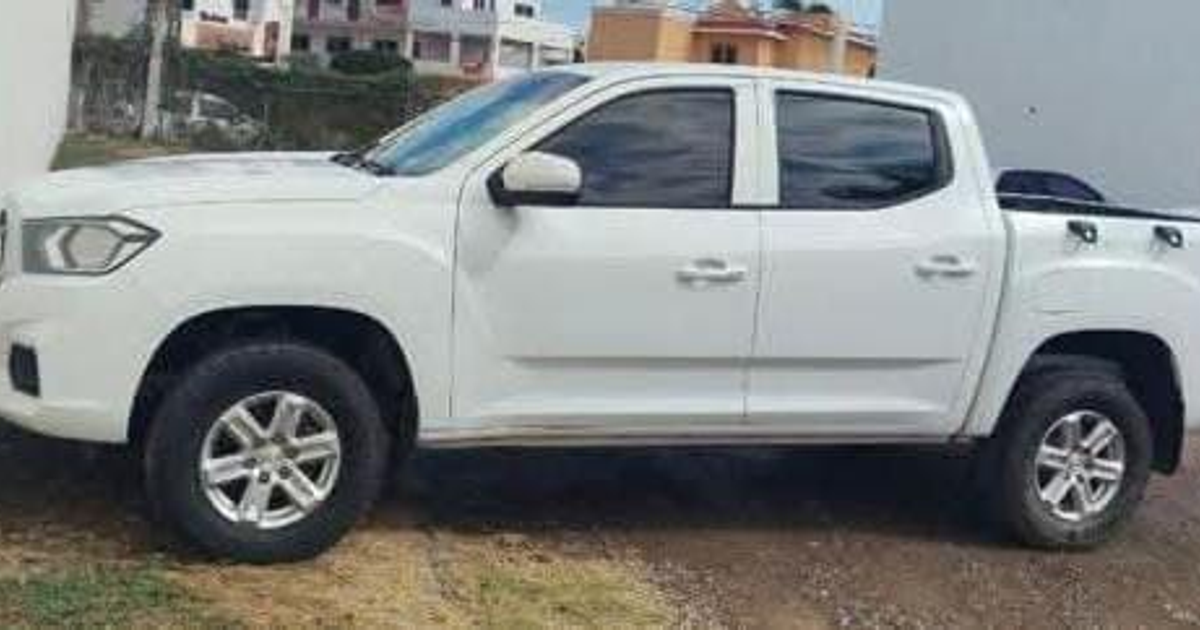 Camioneta Chevrolet blanca en un terreno, recuperada tras reporte de robo.