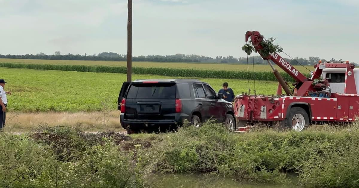 Grúa roja remolcando vehículo Chevy Tahoe negro tras accidente mortal en Ahome, Sinaloa