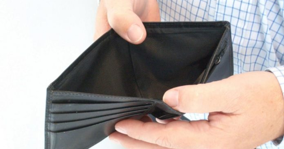 Persona sosteniendo una cartera vacía simbolizando impacto económico