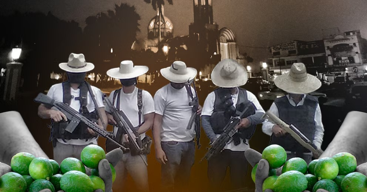 Personas armadas con gorros en Michoacán, fondo de edificios y limones en primer plano, contexto de extorsión militar