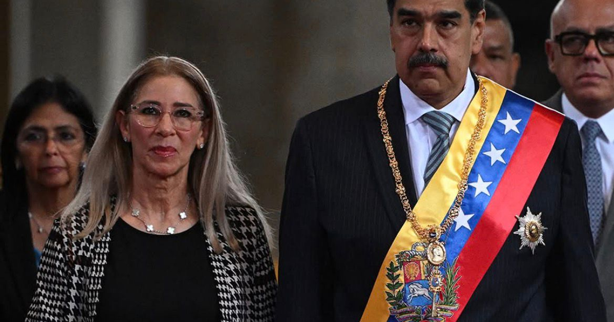 Evento ceremonial con hombre de banda presidencial en Venezuela. Relacionado con captura de Nicolás Maduro.