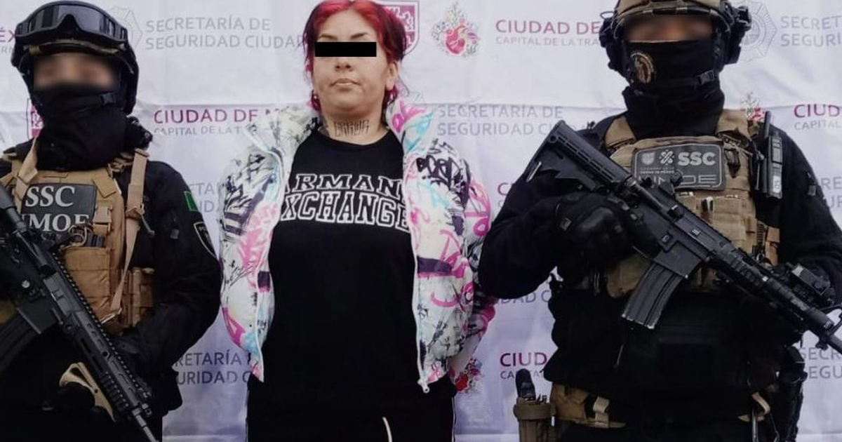 Detención de 'La Mane' en CDMX: imagen con una mujer y dos agentes tácticos